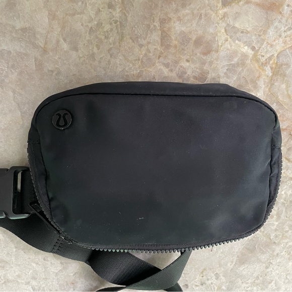 Lululemon Everywhere Belt Bag Matte Black - Picture 4 of 6